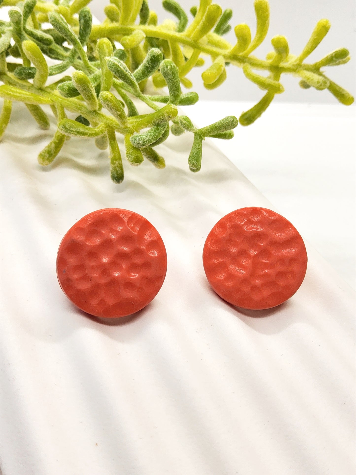 CORAL HAMMERED POLYMER CLAY STUD EARRINGS