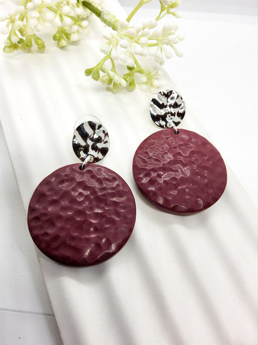 HAMMERED CIRCLE POLYMER CLAY EARRINGS IN BORDEAUX