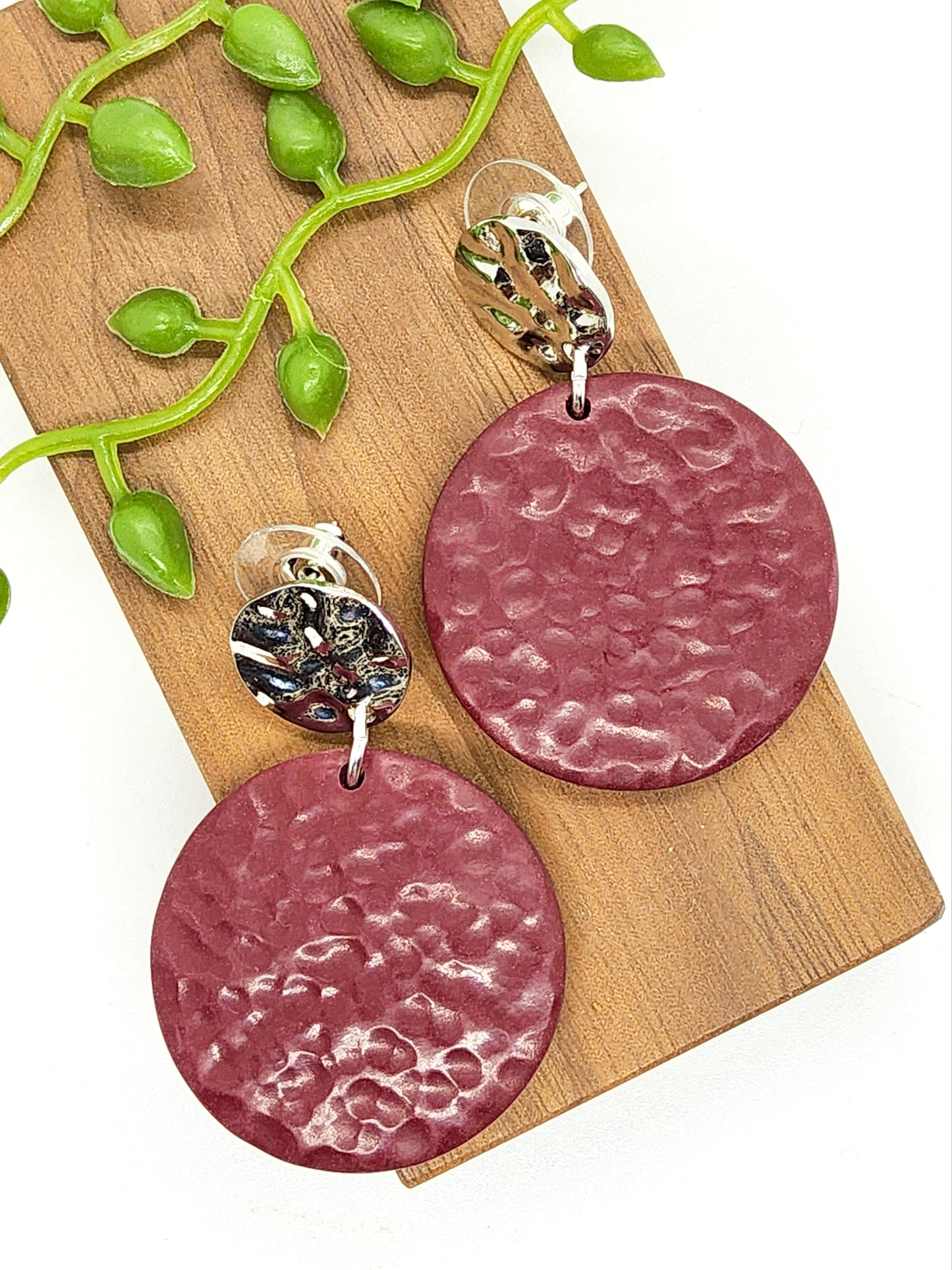 HAMMERED CIRCLE POLYMER CLAY EARRINGS IN BORDEAUX