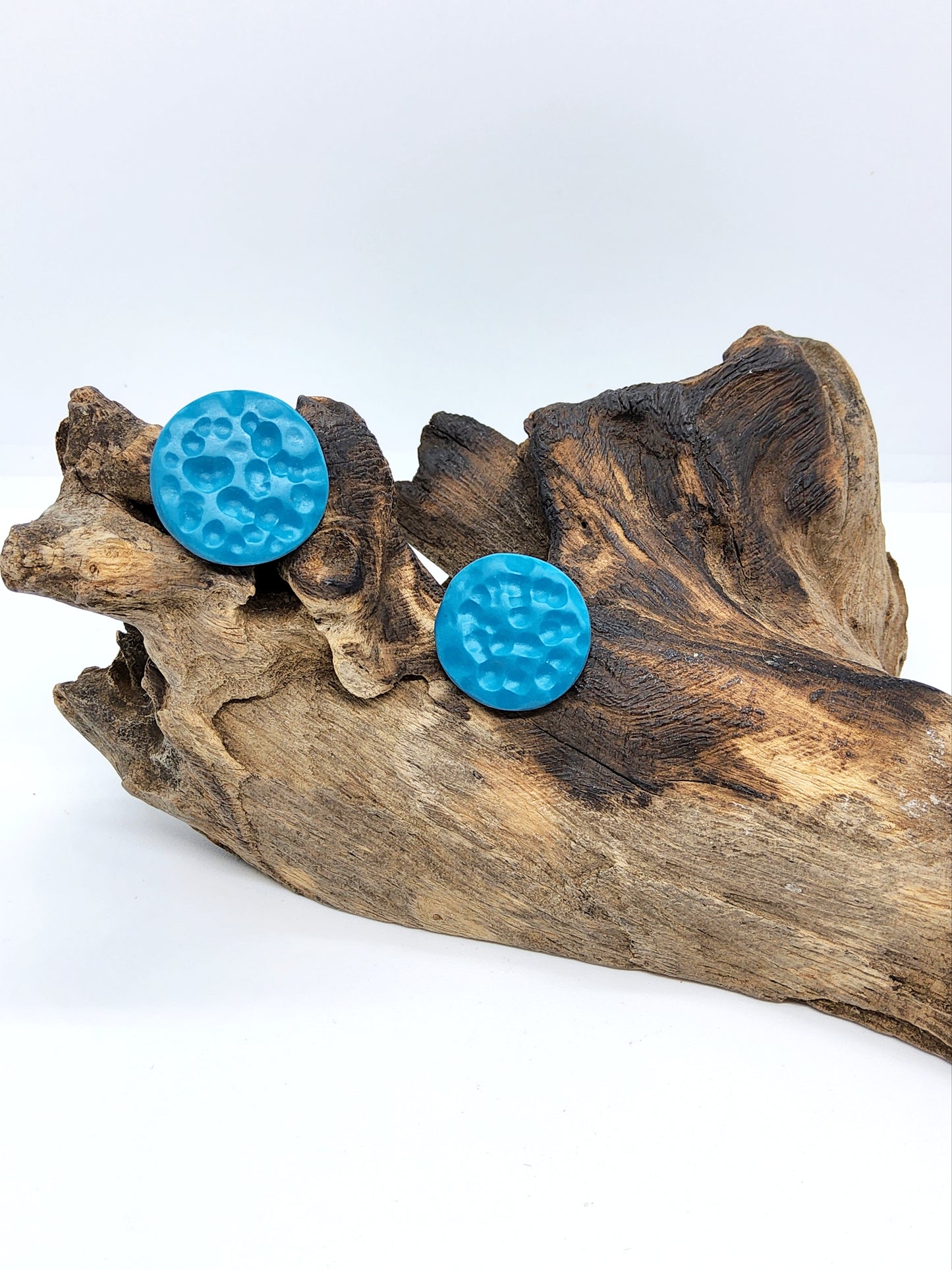 BRIGHT TEAL HAMMERED EFFECT POLYMER CLAY STUD EARRINGS