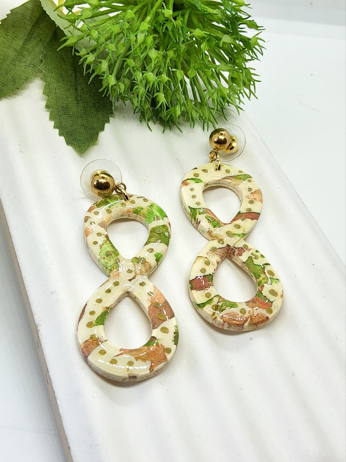 INFINITY SHAPES IN CREAM, GREEN, GOLD AND APRICOT POLYMER CLAY EARRINGS