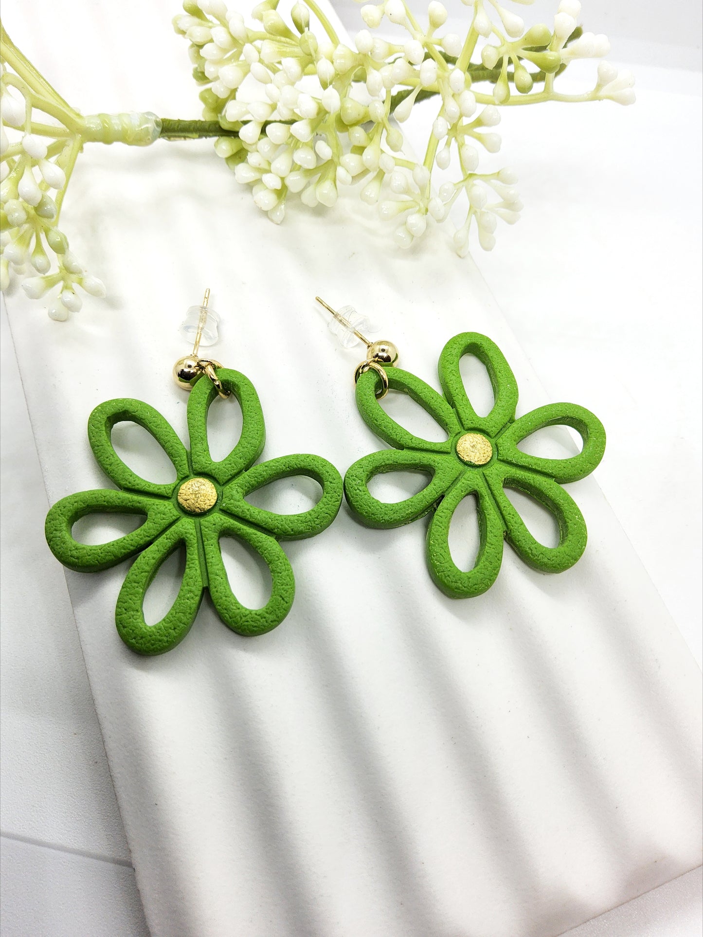 BRIGHT GREEN OPEN DAISY POLYMER CLAY EARRINGS