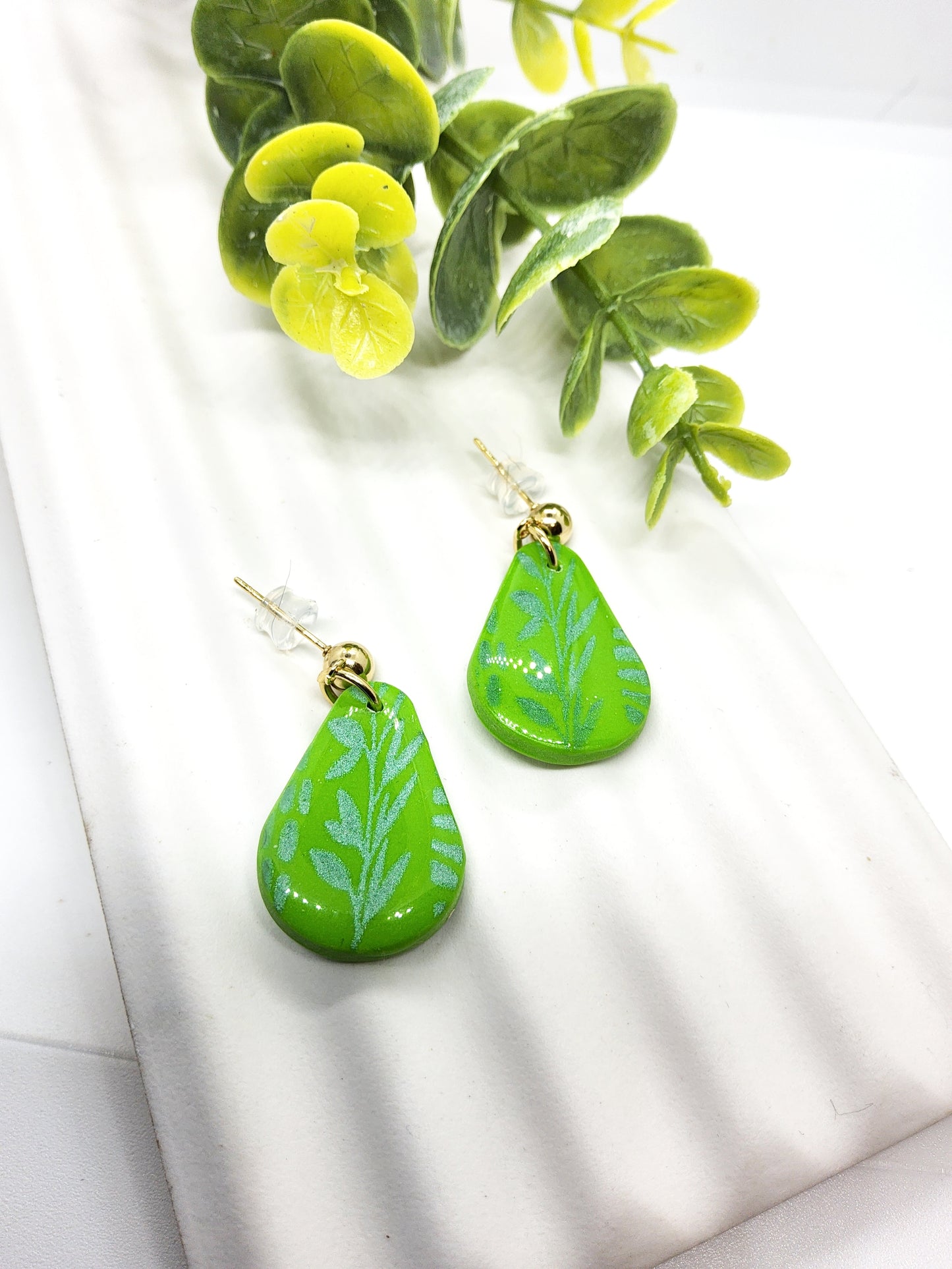 VIBRANT GREEN WLEAF PATTERN POLYMER CLAY EARRINGS