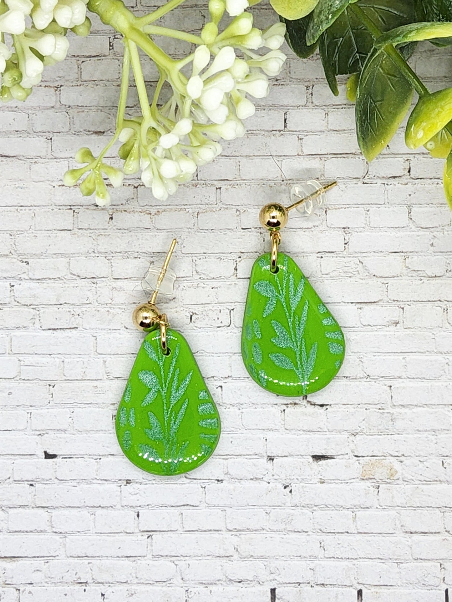 VIBRANT GREEN WLEAF PATTERN POLYMER CLAY EARRINGS